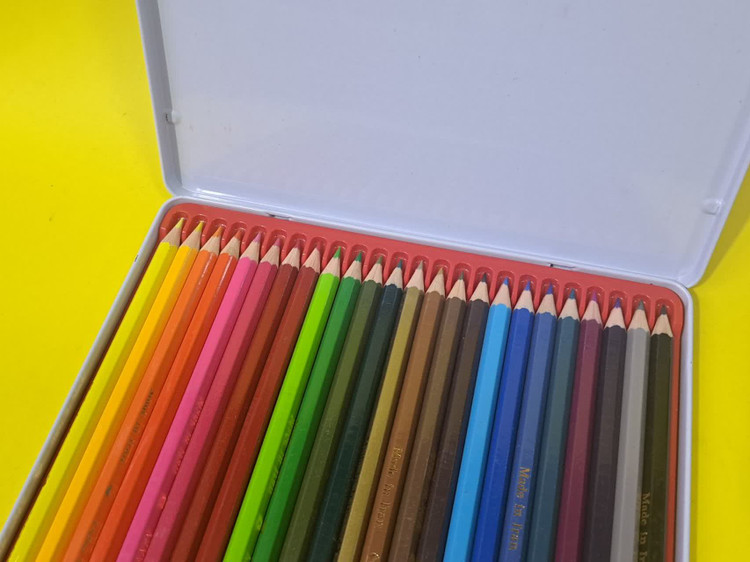 مداد رنگی ۲۴ تخت فلزی پارس مداد